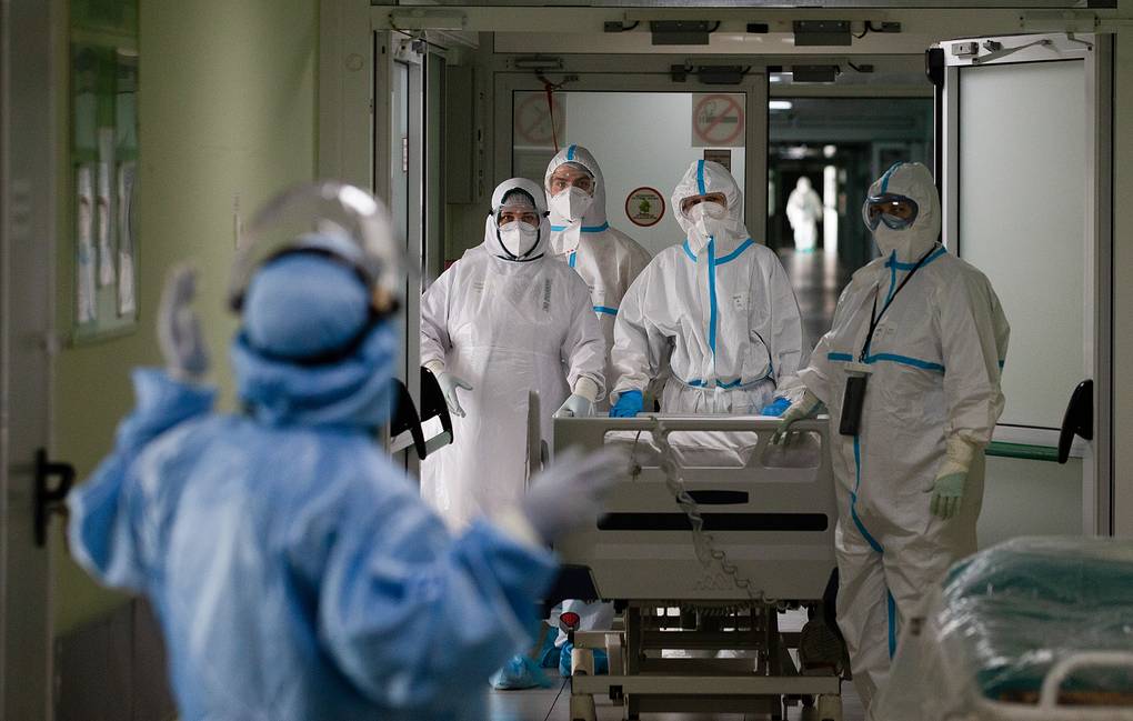 مرضى مصابون بفيروس كورونا يرقدون في إحدى مستشفيات في روسيا (تاس)