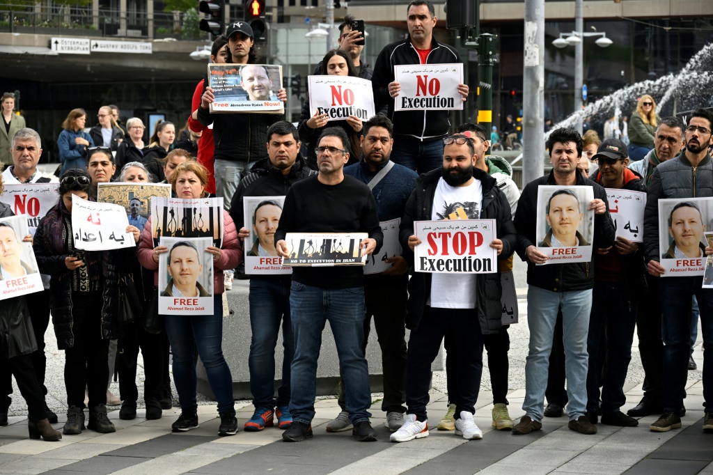 مظاهرة في ستوكهولم يوم 14 مايو للمطالبة بالإفراج عن الطبيب والباحث السويدي الإيراني أحمد رضا جلالي (أ ف ب)   