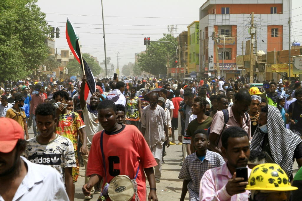 سودانيون يتظاهرون ضد الانقلاب في الخرطوم في 19 ايار/مايو 2022 (أ ف ب)