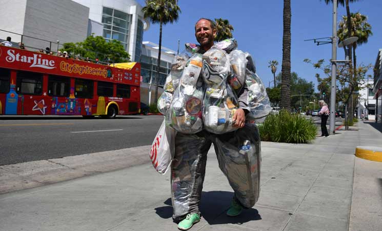 في إطار التحدي الذي يخوضه، قرر أن يرتدي كل النفايات التي ولّدها على مدار شهر كامل ويجوب بها شوارع لوس أنجليس لزيادة الوعي  (ا ف ب)