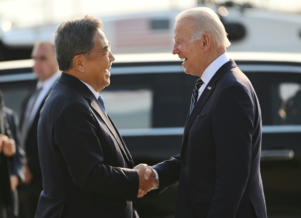 الرئيس الأميركي جو بايدن يصافح وزير خارجية كوريا الجنوبية بارك جين عند وصوله إلى قاعدة أوسان الجوية في بيونغتايك في 20 أيار/مايو 2022 (اف ب)