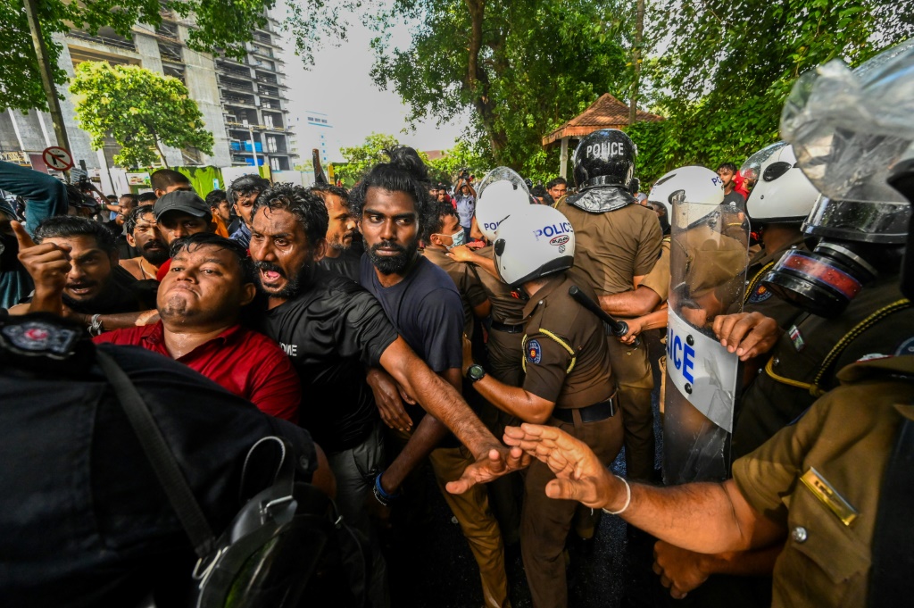 اشتباك بين طلاب الجامعات والشرطة خلال مظاهرة للمطالبة باستقالة رئيس سريلانكا غوتابايا راجاباكسا بسبب الأزمة الاقتصادية في البلاد (ا ف ب)