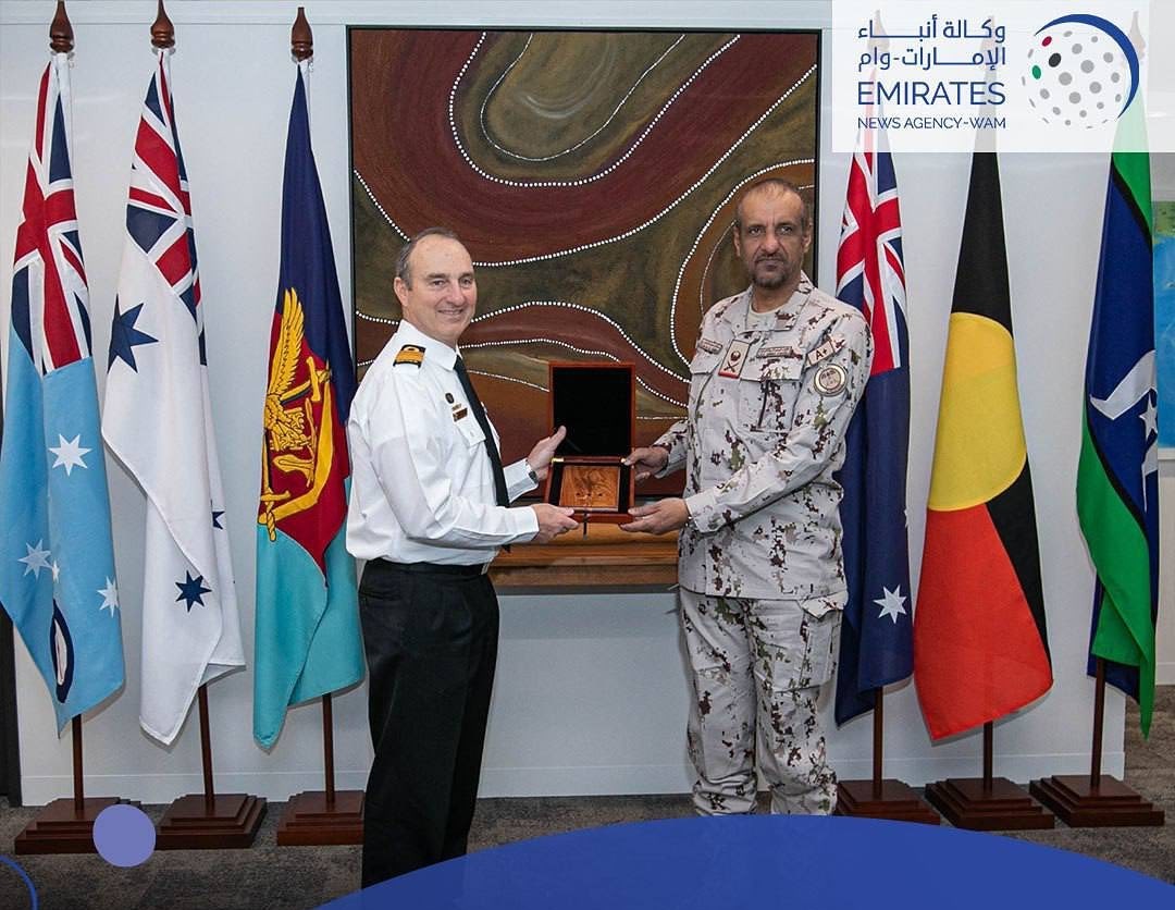 للواء الركن صالح محمد بن مجرن العامري قائد العمليات المشتركة في وزارة الدفاع كلا من الفريق البحري دايفيد جونسون (وام)