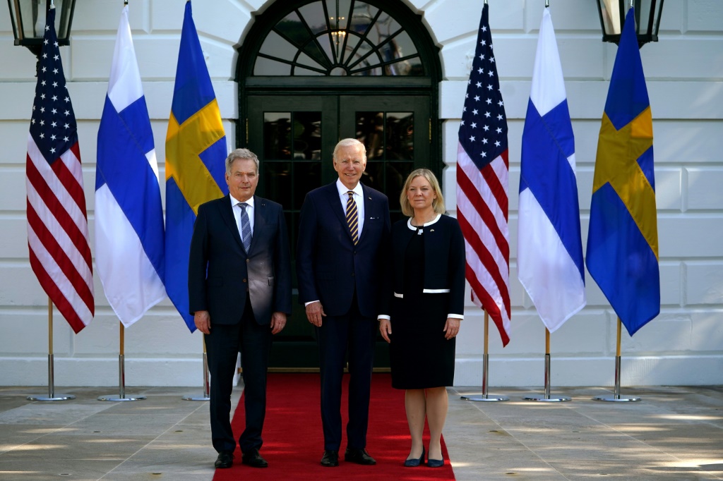 الرئيس الأميركي جو بايدن مستقبلا الرئيس الفنلندي ساولي نينيستو ورئيسة الوزراء ماغدالينا أندرسن في البيت الأبيض في 19 أيار/مايو 2022 (ا ف ب)