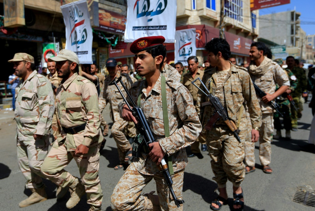 القوات الموالية للحوثيين في اليمن تشارك في عرض عسكري في العاصمة صنعاء بتاريخ 31 آذار/مارس 2022 بمناسبة الذكرى السابعة لتدخل التحالف بقيادة السعودية في بلادهم (ا ف ب)