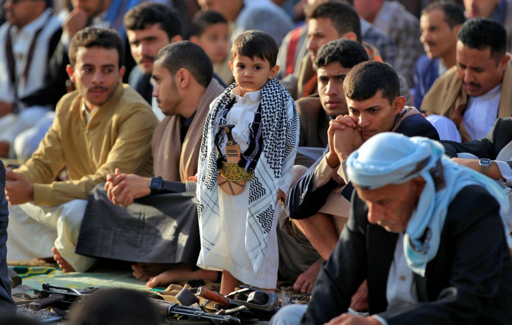 يمنيون يشاركون في صلاة عيد الفطر في 2 أيار/مايو 2022 في صنعاء (أ ف ب)