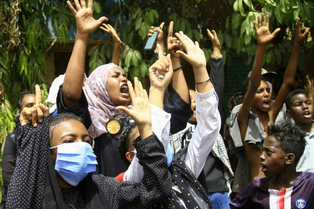 متظاهرون في العاصمة السودانية الخرطوم في 19 أيار/مايو 2022 (أ ف ب)