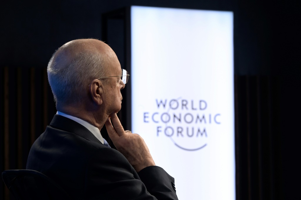 مؤسس المنتدى الاقتصادي العالمي ورئيسه التنفيذي كلاوس شفاب في افتتاح الجلسات الافتراضية لوضع جدول أعمال المنتدى في 17 كانون الثاني/يناير 2022 (أ ف ب)