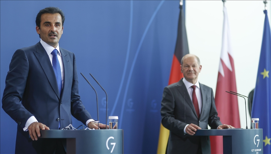 أمير قطر خلال مؤتمر صحفي مع المستشار الألماني أولاف شولتس على هامش زيارته الرسمية إلى ألمانيا (الأناضول)