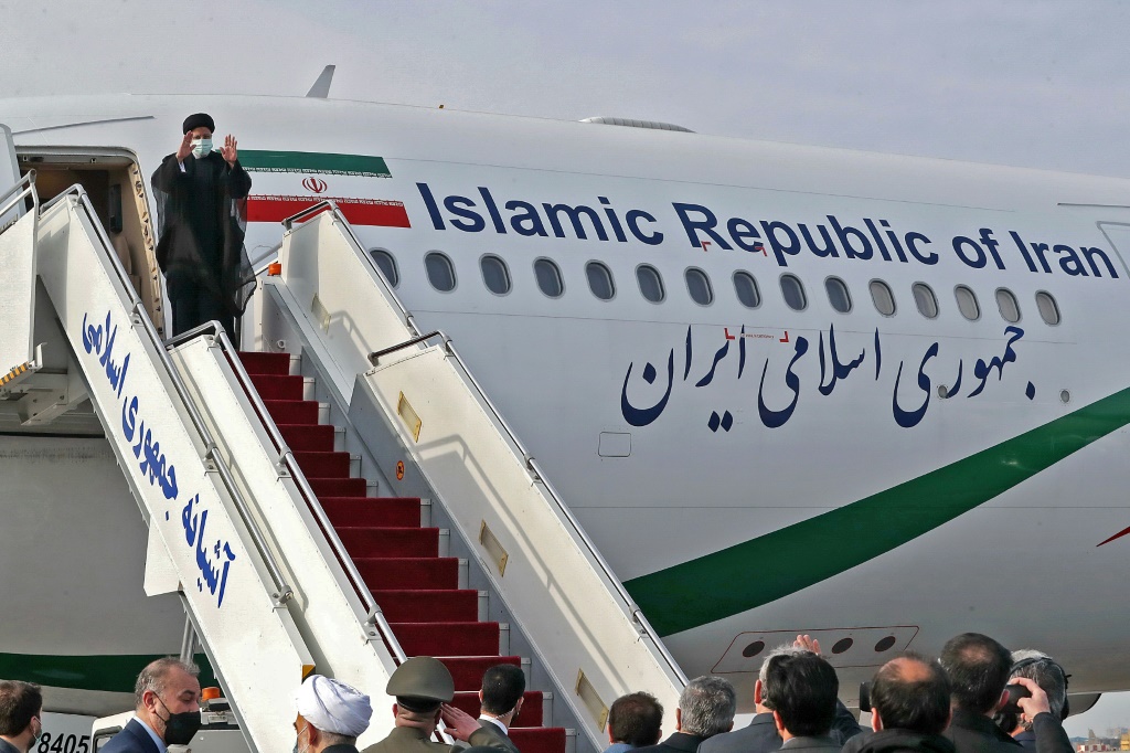 الرئيس الإيراني إبراهيم رئيسي في صورة مؤرخة 21 شباط/فبراير 2022 قبيل توجهه الى قطر (أ ف ب).