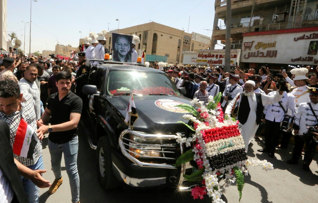 مشيعون يواكبون موكب تشييع الشاعر العراقي مظفر النواب في العاصمة بغداد في 21 أيار/مايو 2022 (ا ف ب)
