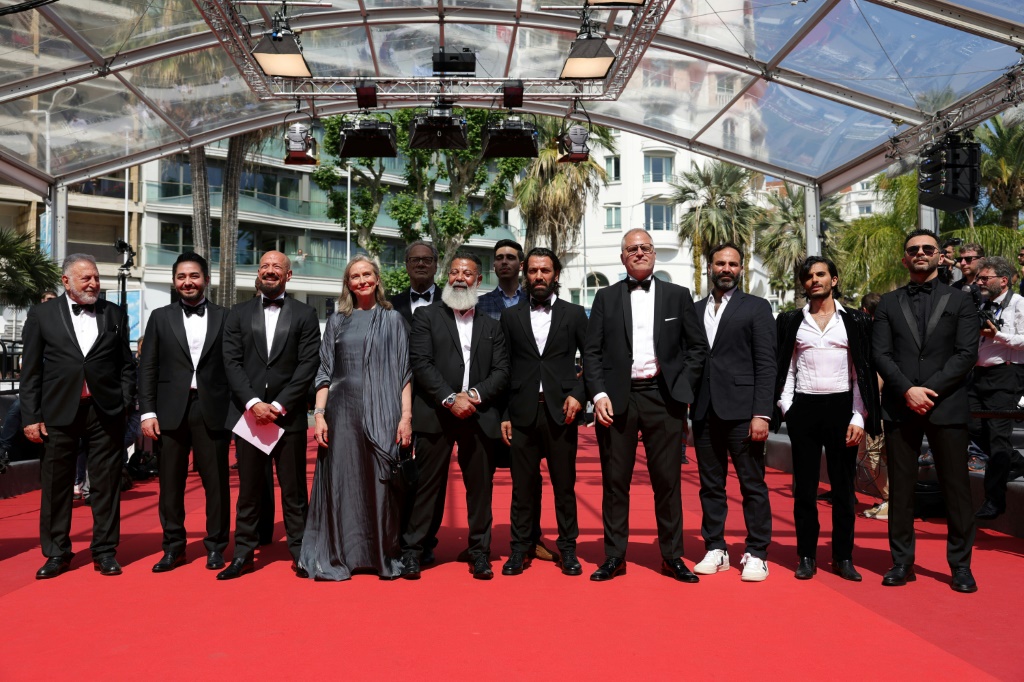 طاقم فيلم "صبي من الجنة" للمخرج السويدي من أصل مصري طارق صالح في مهرجان كان السينمائي في 20 أيار/مايو 2022 (ا ف ب)