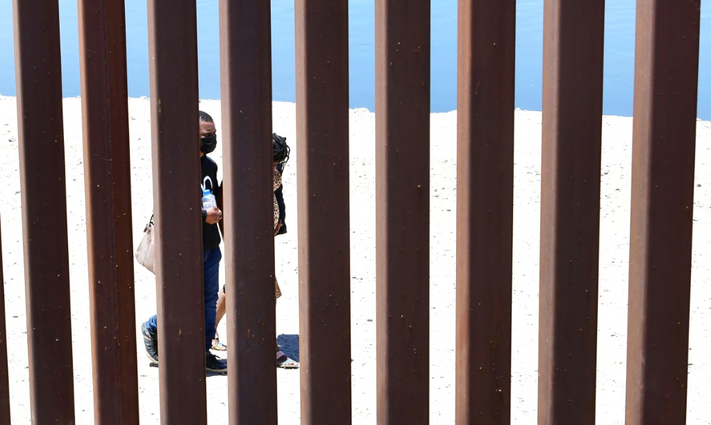 في بعض الأماكن ، يبلغ ارتفاع الجدار على الحدود بين الولايات المتحدة والمكسيك 30 قدمًا ، وفي أماكن أخرى توجد فجوات كبيرة بما يكفي لمجرد السير من خلالها (أ ف ب)