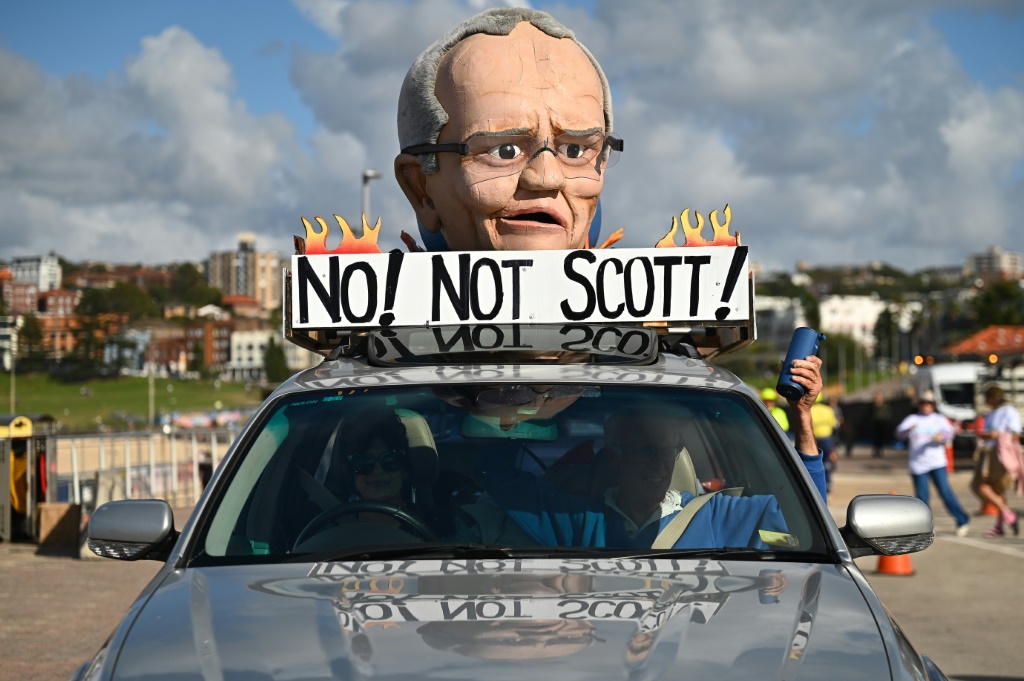 سيارة عليها مجسّم رأس رئيس الوزراء الأسترالي الحالي سكوت موريسون وعبارة 
