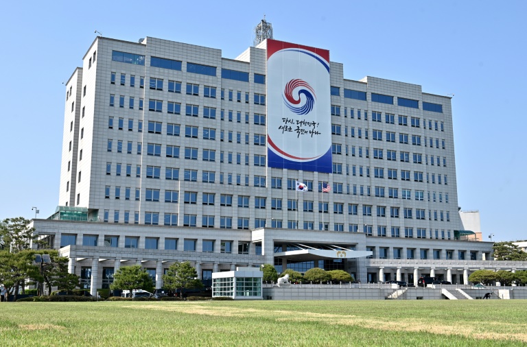 العلمان الأميركي (يمين) والكوري الجنوبي مرفوعان أمام المقر الرئاسي في سيول في 21 أيار/مايو 2022 بمناسبة قمة بين الرئيسين جو بايدن ويون سوك يول (ا ف ب)