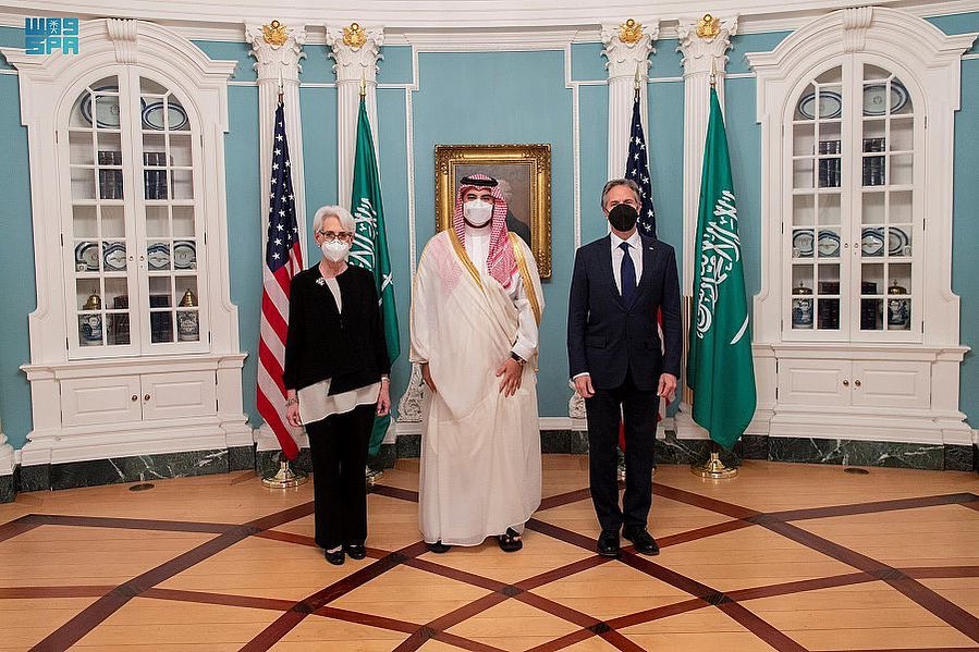 خالد بن سلمان بن عبدالعزيز نائب وزير الدفاع السعودي مع أنتوني بلينكن   (واس)