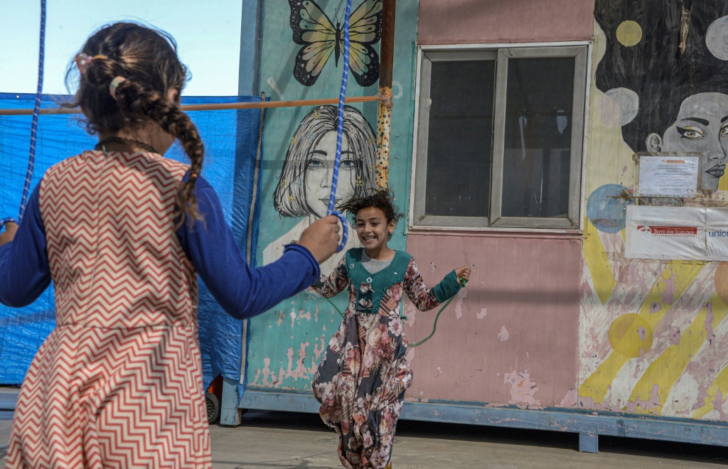 فتيات نازحات في مركز الجدعة قرب الموصل بتاريخ 11 أيار/مايو 2022 (ا ف ب)