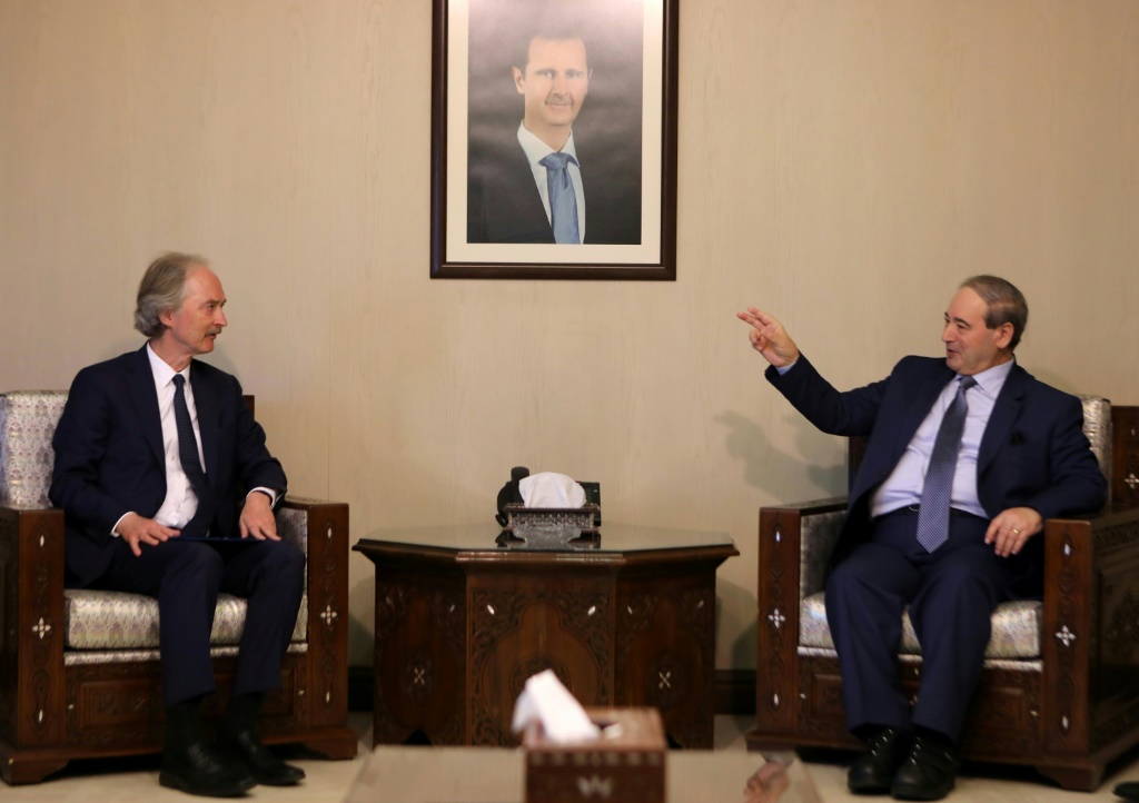 وزير الخارجية السوري فيصل المقداد (إلى اليمين) يستقبل مبعوث الأمم المتحدة الخاص لسوريا غير بيدرسن (إلى اليسار) في دمشق (أ ف ب)