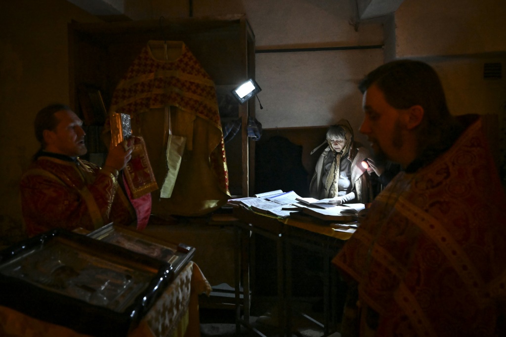 انضم الكهنة الأرثوذكس إلى السكان الذين يبحثون عن مأوى من القتال الدائر في دونباس ، كما هو الحال في كنيسة الطابق السفلي المؤقتة في ليسيتشانسك (أ ف ب)  &nbsp;