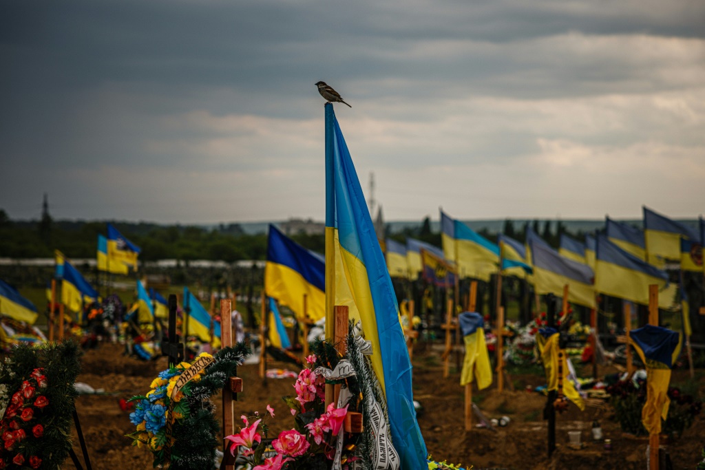 دفعت القوات الأوكرانية روسيا للتراجع من المدن التي كانت محاصرة في السابق مثل خاركيف ولكن بتكلفة باهظة ، وبدأت مقابر واسعة في الخطوط الأمامية بالظهور (أ ف ب)
