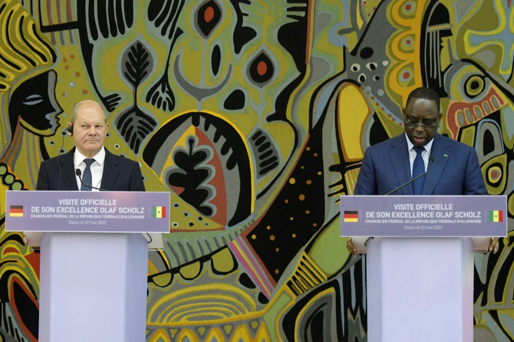 صورة مؤرخة في 22 أيار/مايو 2022 للمستشار الألماني أولاف شولتس (إلى اليسار) والرئيس السنغالي ماكي سال خلال مؤتمر صحافي في دكار (ا ف ب)