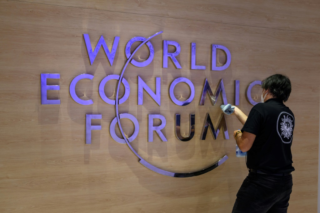 موظفة تنظف شعار المنتدى الاقتصادي العالمي في مركز المؤتمرات في دافوس بسويسرا في 22 ايار/مايو 2022 (ا ف ب)   