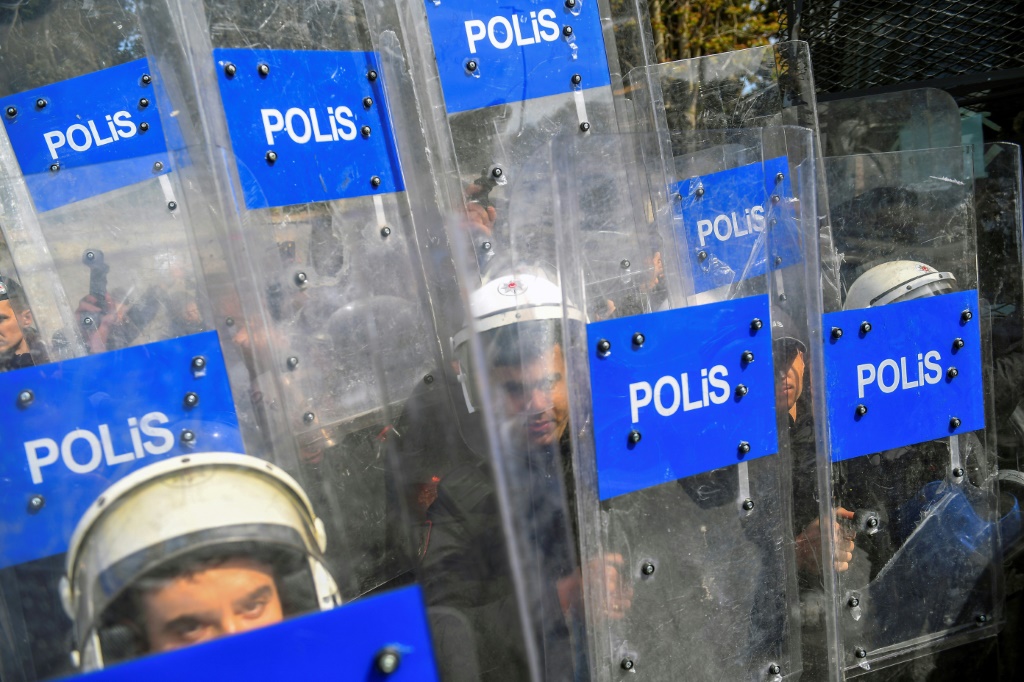 كانت السفارة الأمريكية قد أشارت إلى أنه يمكن استخدام الغاز المسيل للدموع وخراطيم المياه والقذائف غير الفتاكة في مسيرة باسطنبول (أ ف ب)