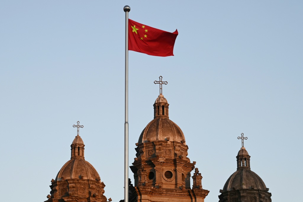 علم صيني يرفرف أمام كنيسة القديس يوسف ، المعروفة أيضًا باسم كنيسة وانغ فو جينغ الكاثوليكية ، في بكين (أ ف ب) 