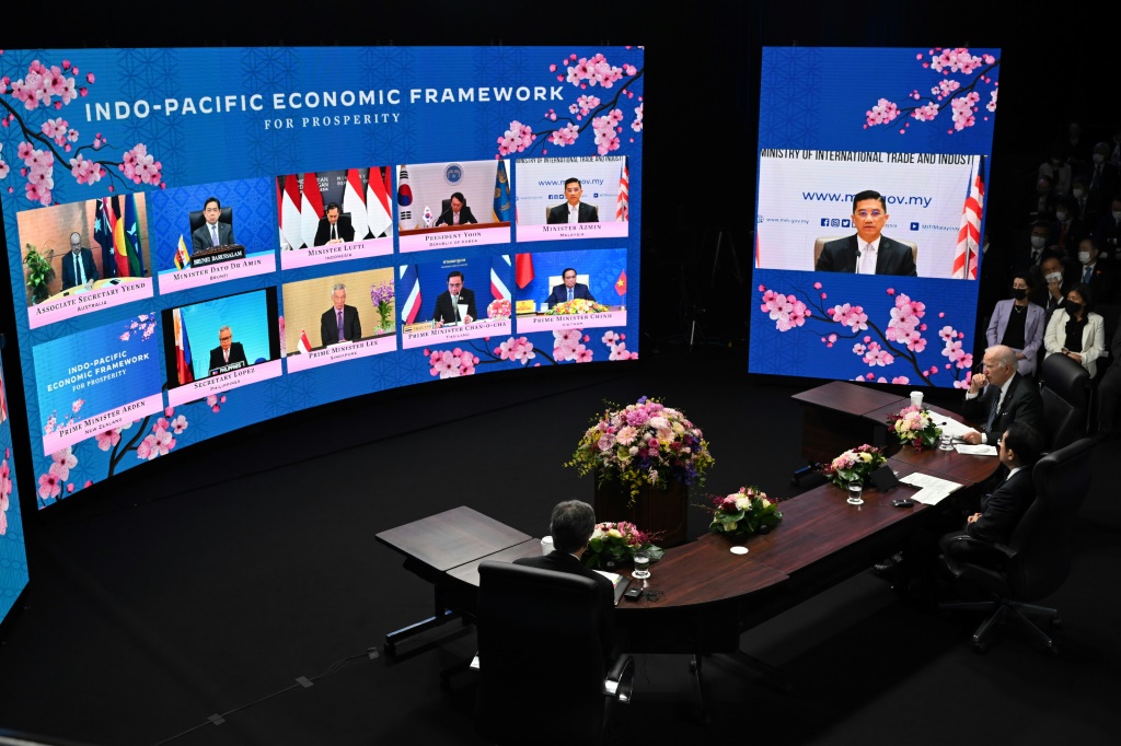    الرئيس الأميركي جو بايدن ورئيس الوزراء الياباني فوميو كيشيدا يحضران عبر الفيديو لقاء "الاطار الاقتصادي لمنطقة المحيطين الهندي والهادىء" في طوكيو في 23 أيار/مايو 2022 (أ ف ب)