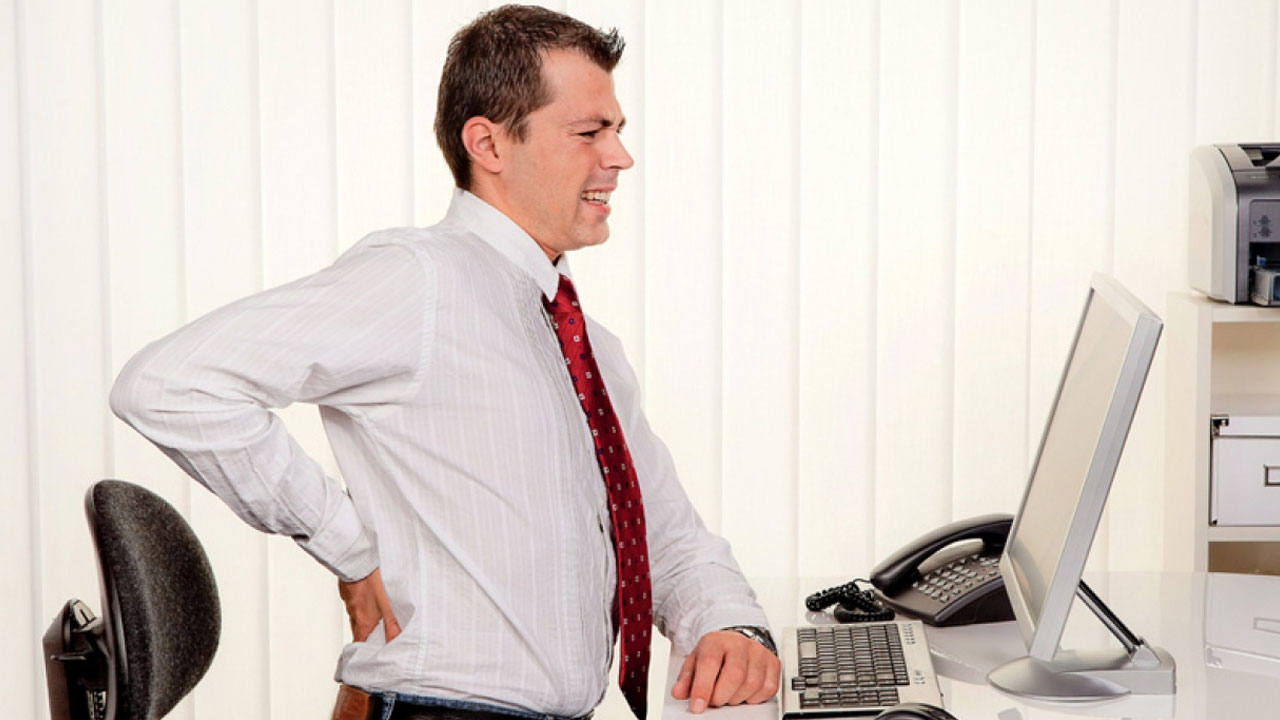 كيفية مواجهة متاعب الظهر أثناء العمل المكتبي؟ (التواصل الاجتماعي)