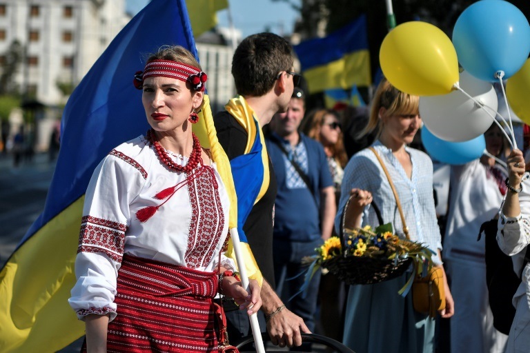 امراة ترتدي اللباس التقليدي الاوكراني حلال تظاهرة للاجئين الاوكرانيين في اثينا في 22 ايار/مايو 2022 (ا ف ب)