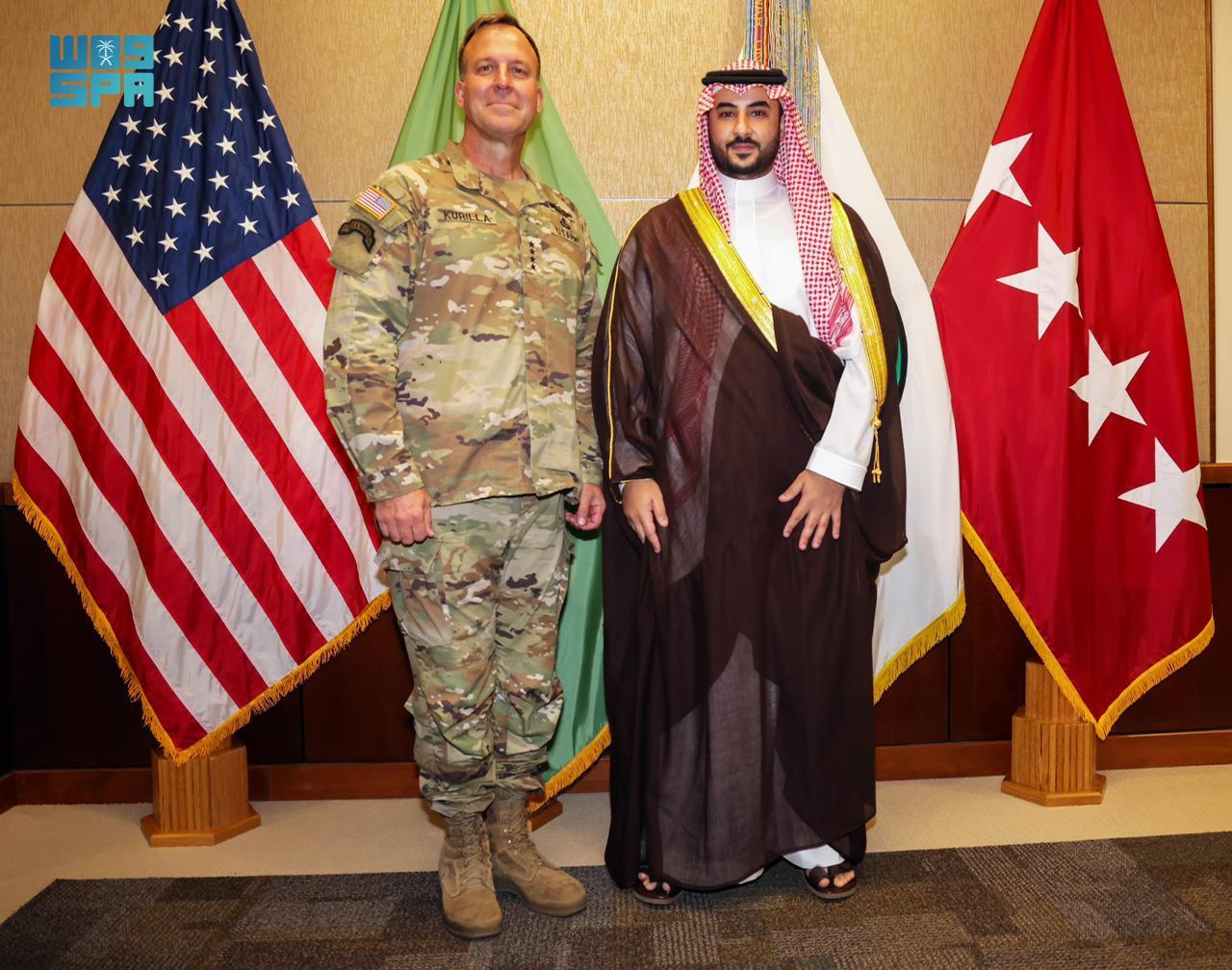 نائب وزير الدفاع السعودي يبحث مع قائد القيادة الوسطى الأمريكية التعاون الدفاعي (واس)