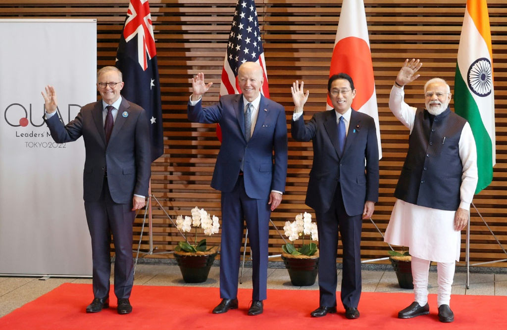 من اليمين: رئيس وزراء الهند ناريندرا مودي ورئيس الوزراء الياباني فوميو كيشيدا والرئيس الأميركي جو بايدن ورئيس الوزراء الاسترالي أنتوني ألبانيز، قبيل قمة كواد في طوكيو في 24 أيار/مايو 2022 (أ ف ب)