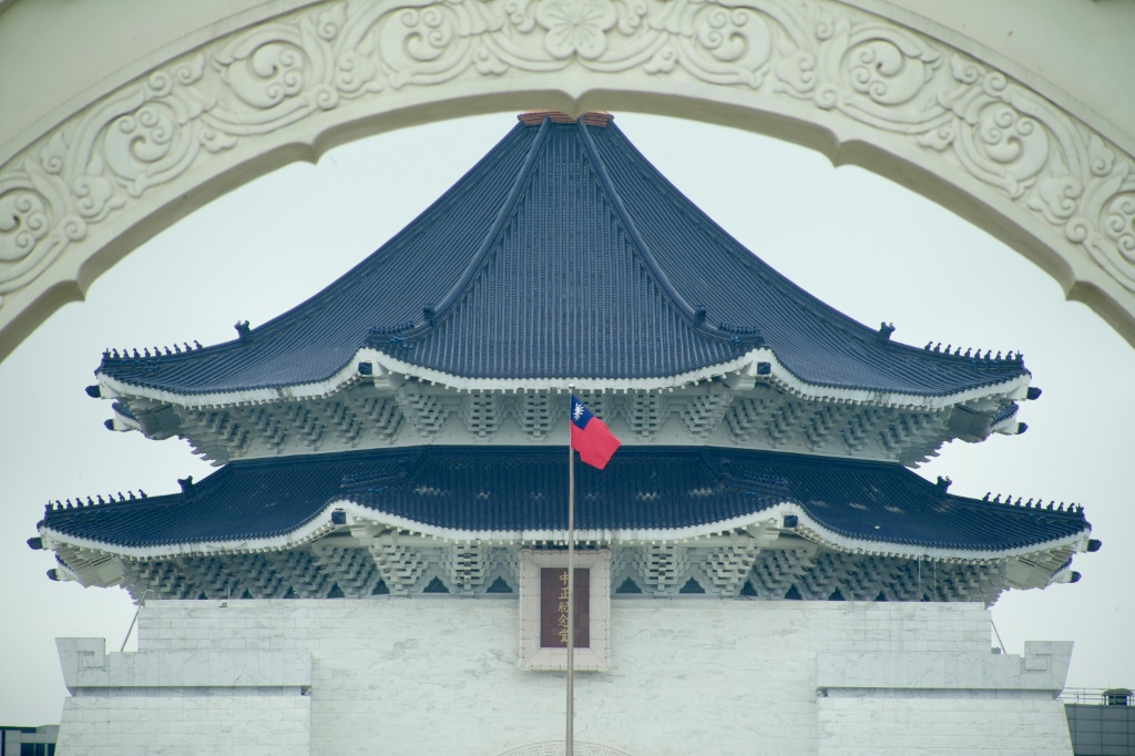    العلم الوطني التايواني يرفرف أمام القاعة التذكارية شيانغ كاي شيك في تايبيه (أ ف ب)