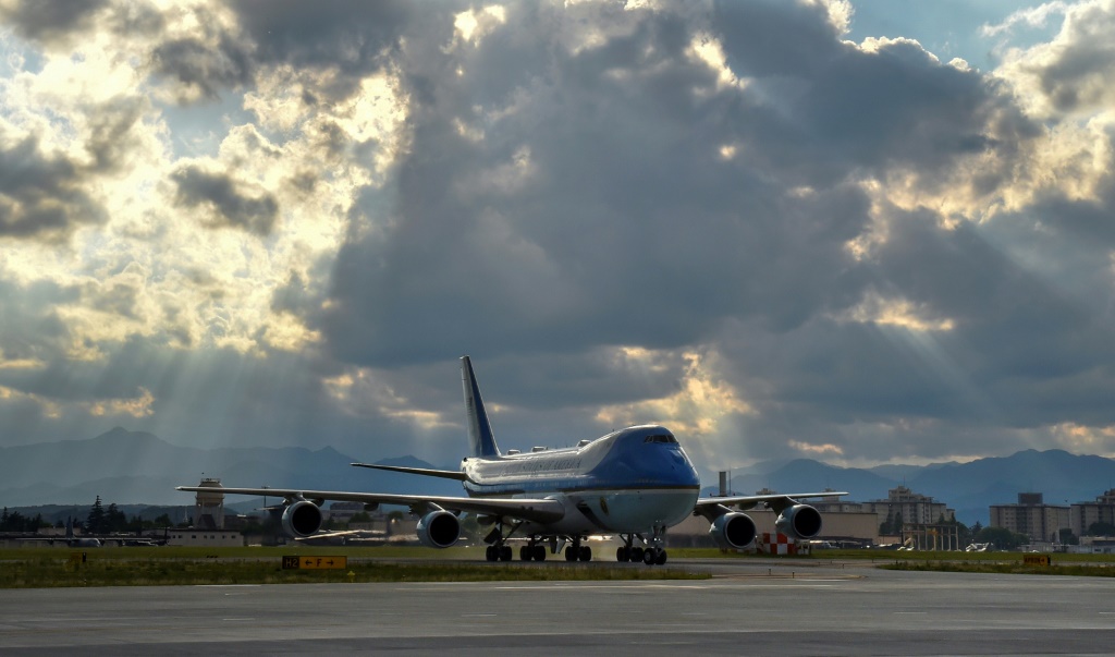 طائرة الرئاسة تهبط في قاعدة يوكوتا الجوية بالقرب من طوكيو (ا ف ب)