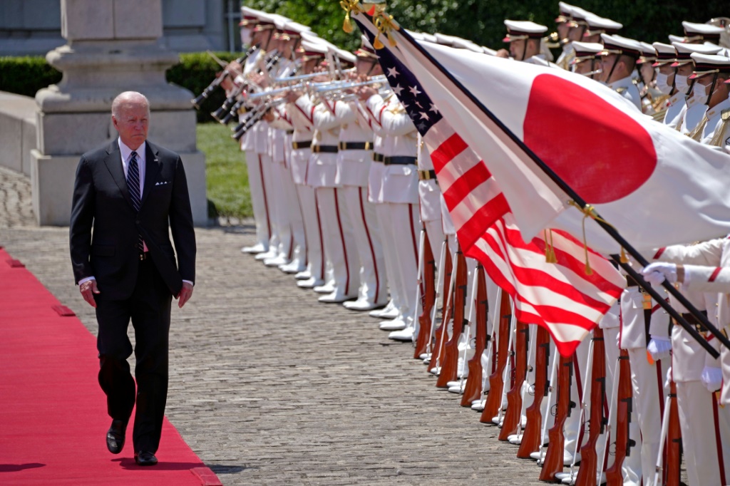 الرئيس الأمريكي جو بايدن يراجع أحد حرس الشرف خلال حفل ترحيب في قصر أكاساكا في طوكيو (أ ف ب)