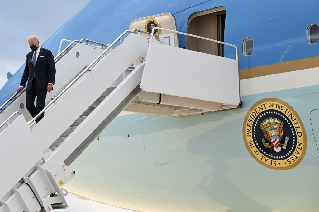 الرئيس الأمريكي جو بايدن ينزل من طائرة الرئاسة في اليابان (أ ف ب)