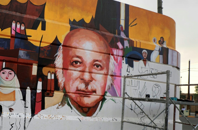 جدارية تمثّل للشاعر العراقي مظفر النواب في العاصمة العراقية بغداد في 26 نيسان/ابريل 2022 (ا ف ب)