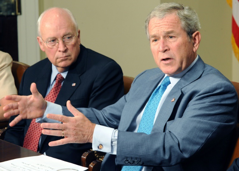 الرئيس الأميركي الأسبق جورج دبليو بوش (يمين) ونائبه ديك تشيني في البيت الابيض في 2 أيلول/سبتمبر 2008(ا ف ب)