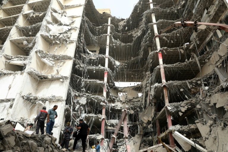 إيرانيون متجمعون في موقع انهيار مبنى من 10 طوابق مع استمرار عمليات الإنقاذ في مدينة آبدان جنوب غرب البلاد (ا ف ب)