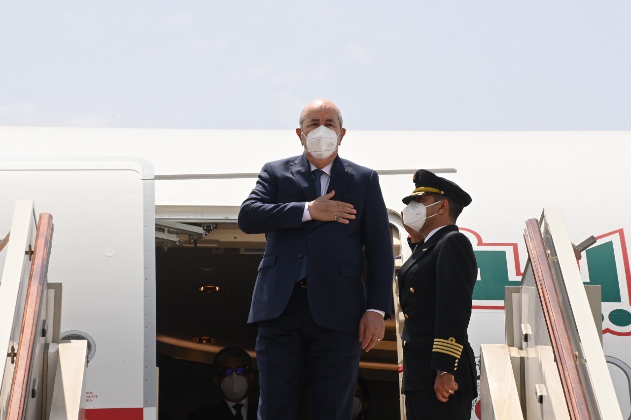 الرئيس الجزائري عبد المجيد تبون في الطائرة الرئاسية (موقع الرئاسة الجزائري)