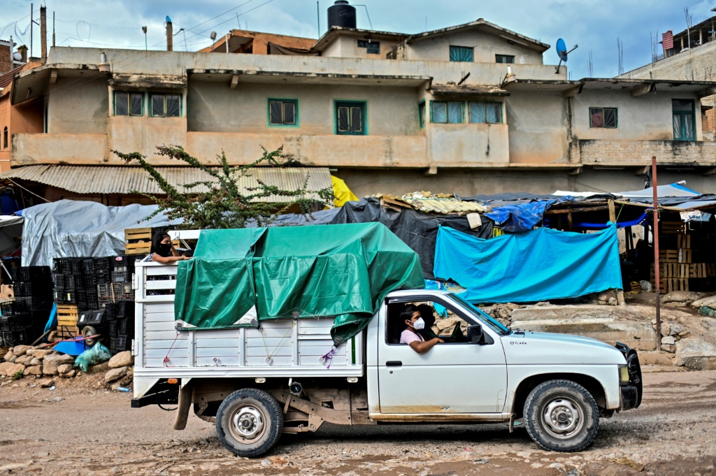 أشخاص يستقلون شاحنة في مدينة تلابا دي كومونفورت في ولاية غيريرو المكسيكية في 6 أيلول/سبتمبر 2020 (ا ف ب)