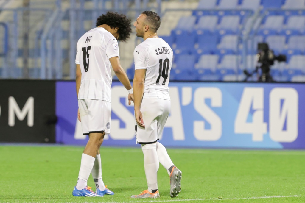 أكرم عفيف (يسار) والإسباني سانتي كاسورلا في مباراة السد وناساف في دوري أبطال آسيا في 23 نيسان/أبريل 2022 (ا ف ب)