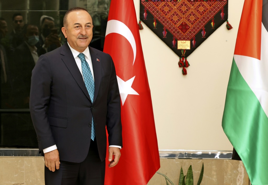 وزير الخارجية التركي مولود جاويش أوغلو يزور المسؤولين الفلسطينيين في مدينة رام الله بالضفة الغربية قبل محادثاته الأربعاء في إسرائيل (أ ف ب)