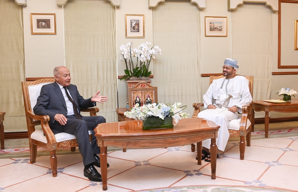وزير الخارجية العماني يستعرض المستجدات الإقليمية والدولية مع الأمين العام للجامعة العربية (العمانية)