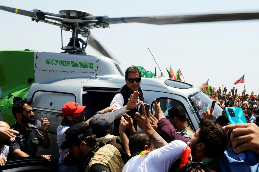قدم عمران خان وصولاً دراماتيكيًا بطائرة هليكوبتر ، حيث هبط على طريق سريع مسدود بمئات السيارات وأنصاره يسيرون خارج مدينة ماردان (ا ف ب)