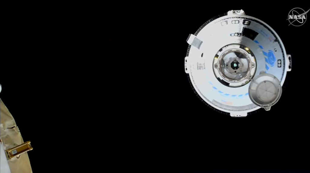 كبسولة "ستارلاينر" من بوينغ على بع بضعة أمتار من محطة الفضاء الدولية في 20 أيار/مايو 2022 (أ ف ب)