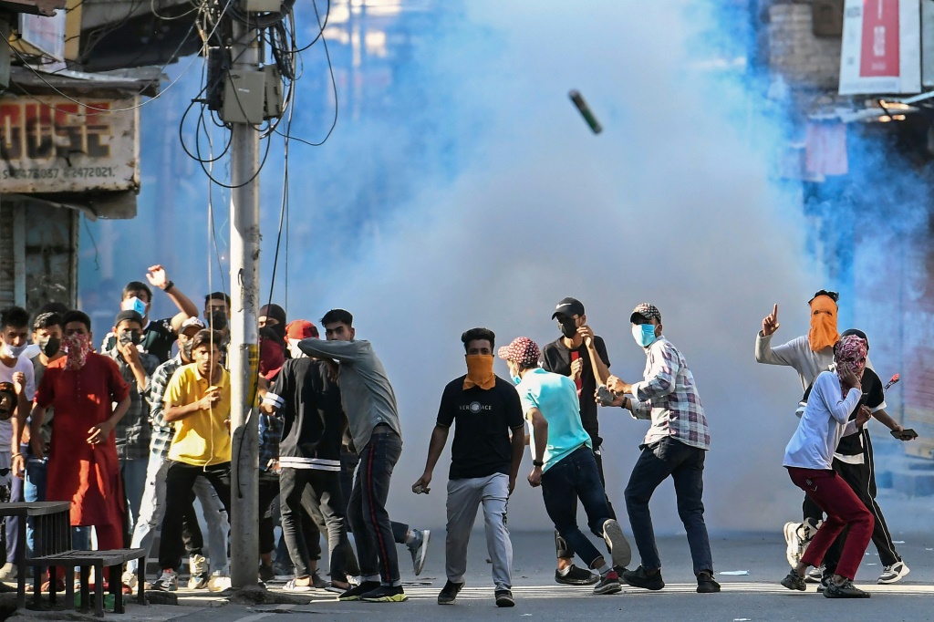 أطلقت الشرطة في كشمير الغاز المسيل للدموع بالقرب من منزل مالك لتفريق مجموعات متفرقة من المتظاهرين الذين رددوا شعارات تطالب بإطلاق سراحه (أ ف ب)