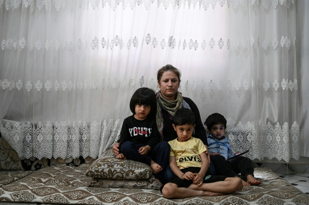    فاطمة إبراهيم القادمة من كوباني مع أطفالها في شانلي أورفا في 17 أيار/مايو 2022 (أ ف ب)