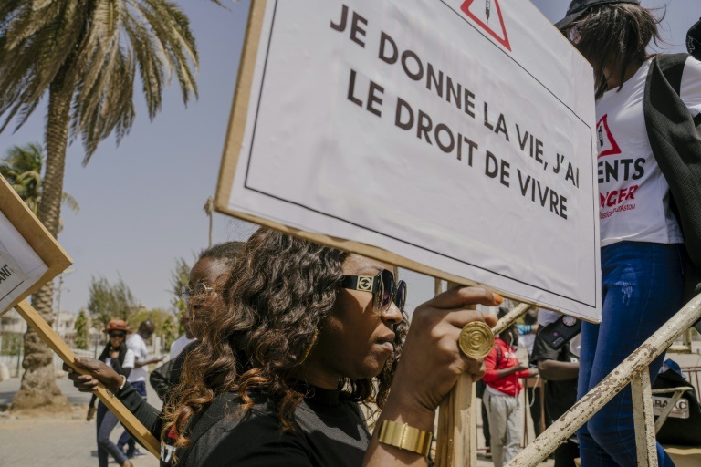 نساء يتظاهرن في دكار لتحسين مستوى الرعاية الصحية في المستشفيات العامة في السنغال في 23 نيسان/أبريل 20220 (ا ف ب)
